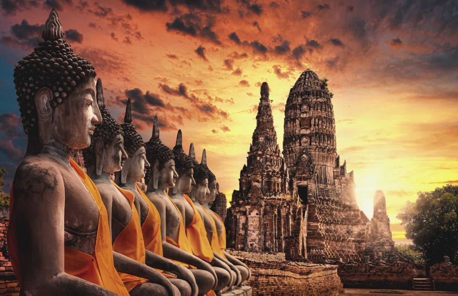 Руины храма древнего буддизма и пагоды религии в провинции Аюттхая, Таиланд