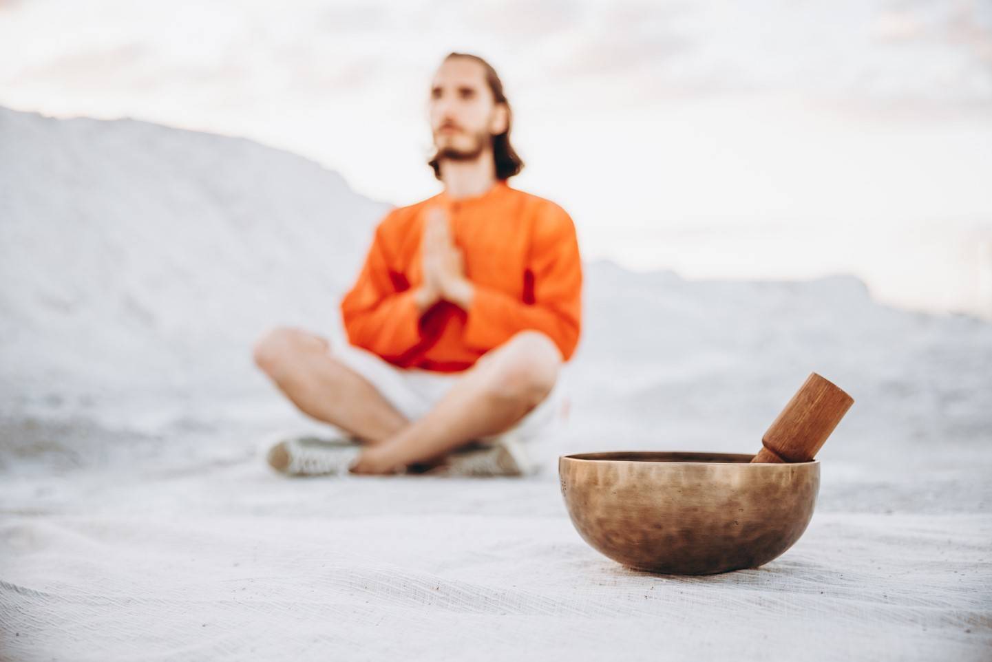 Мужчина в медитации и чаша для медитации